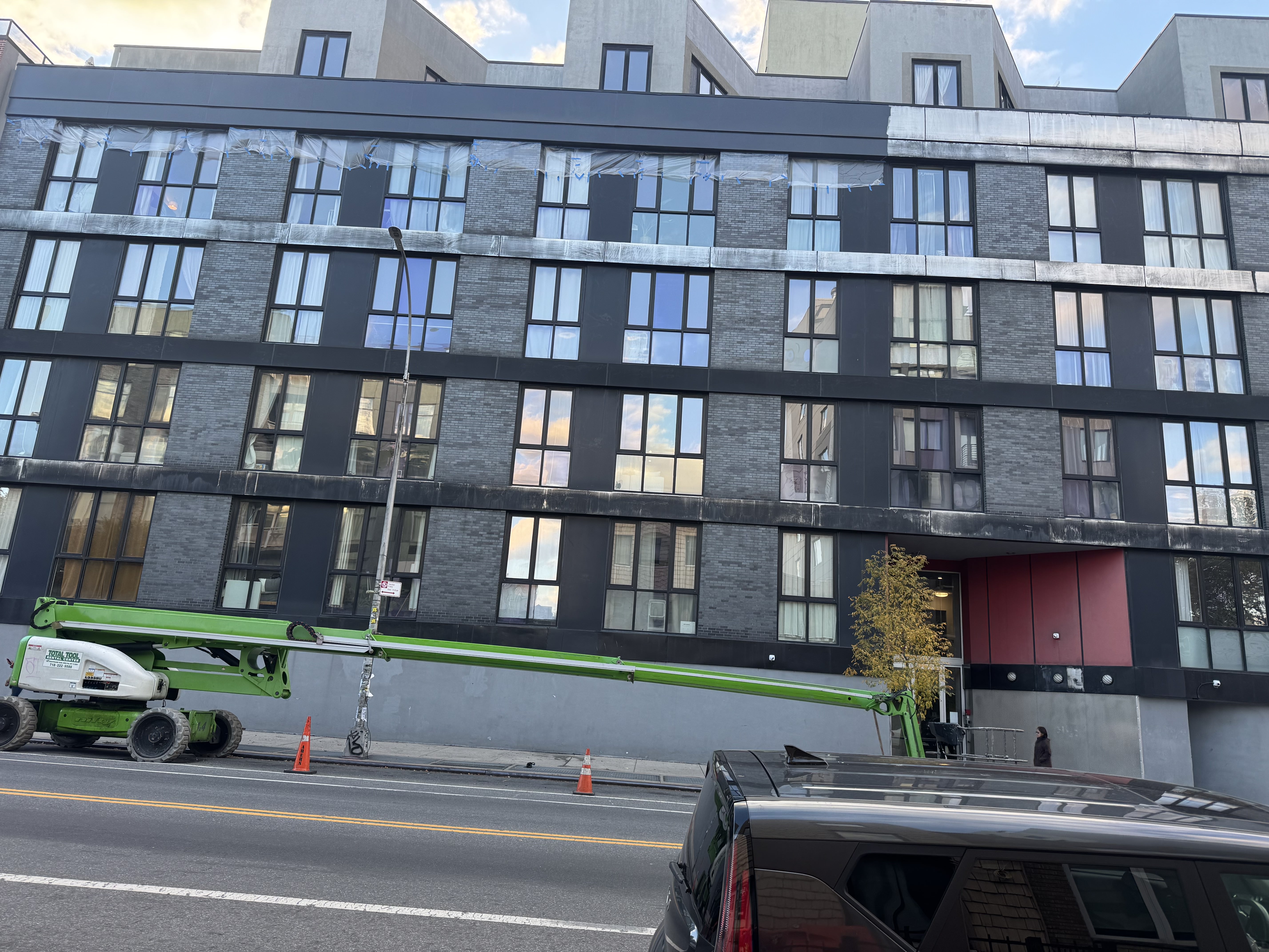 Window Facade Sealing Using Boom Lift – NYC