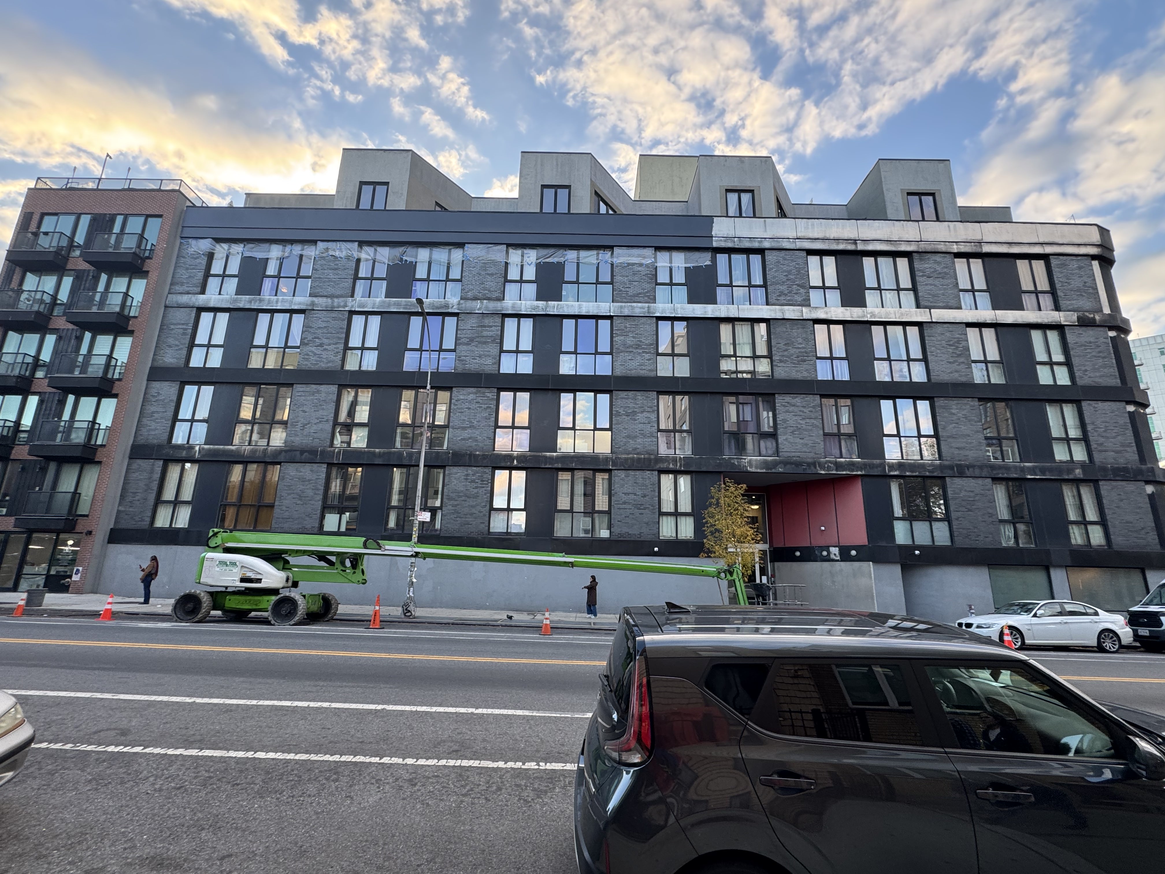 Window Facade Sealing Using Boom Lift – NYC