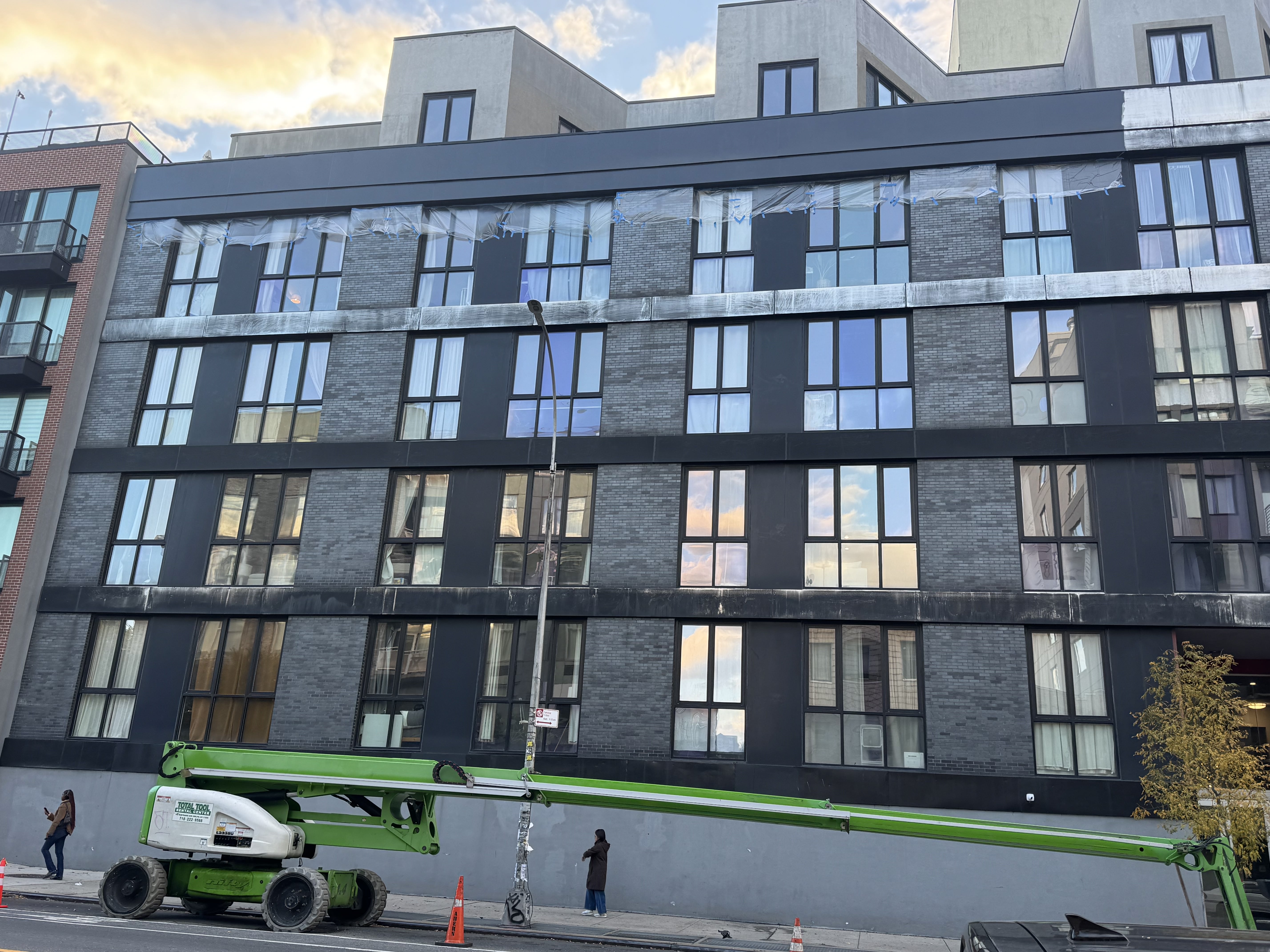 Window Facade Sealing Using Boom Lift – NYC